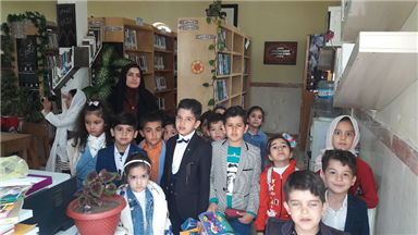 بازدید بچه های مهد از کتابخانه